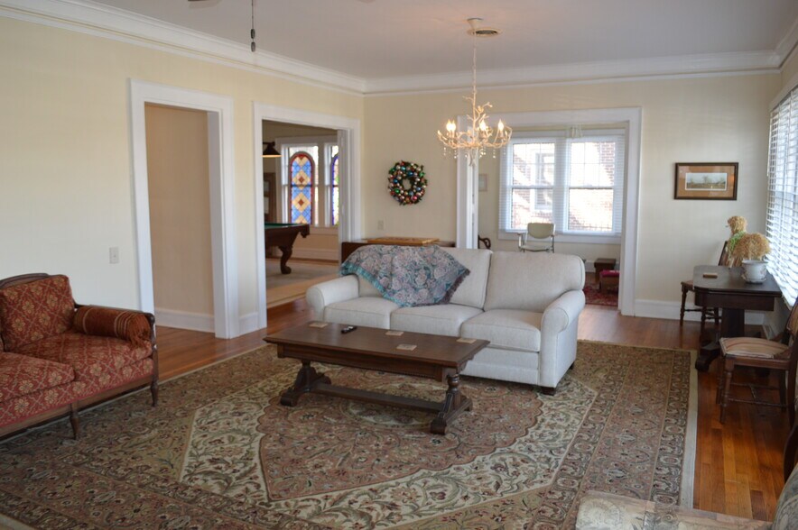 More Photos Of 121 W Center St, Lexington Office Residential For Sale