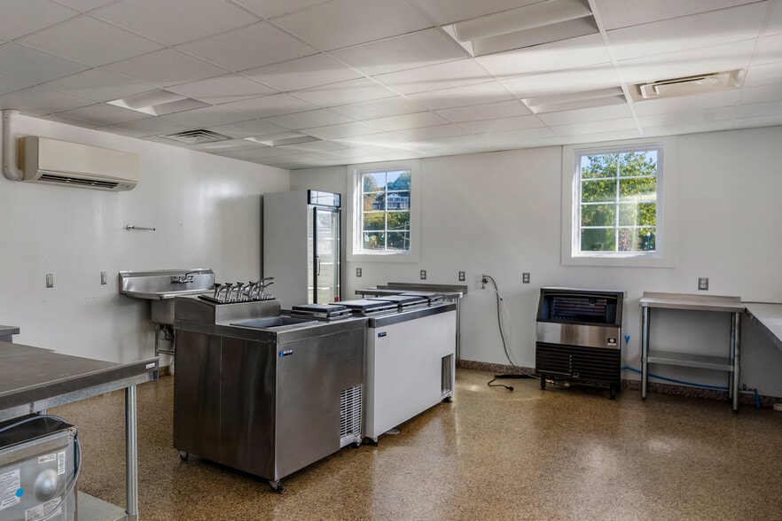 More Photos Of 150 Chelsea Harbor Dr, Norwich Restaurant For Lease