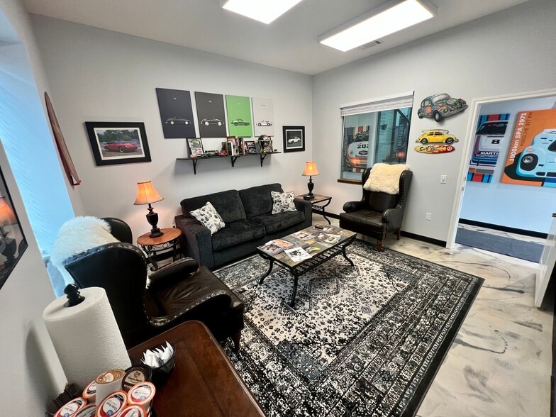 More Photos Of 1308 N Frazier St, Conroe Service For Sale