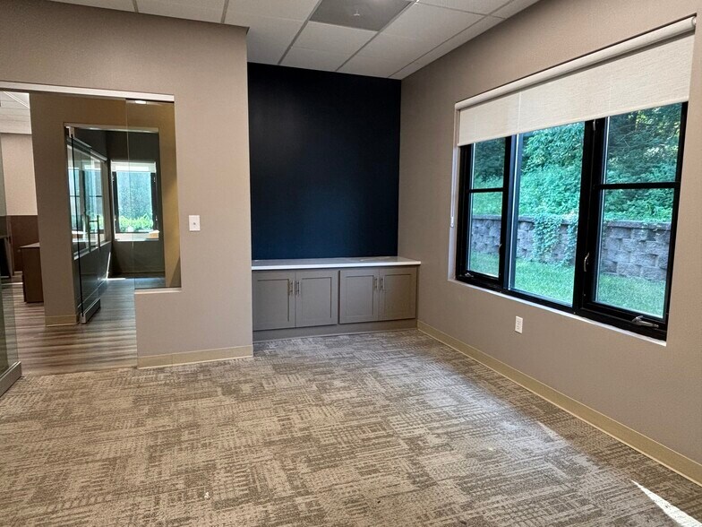 More Photos Of 21620-21628 Midland Dr, Shawnee Office For Lease