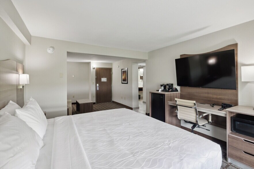 More Photos Of 126 Expressway Dr, Manchester Hotel For Sale