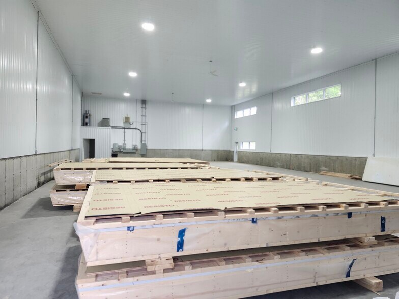 More Photos Of 425 Rue Yamaska, Waterloo Warehouse For Sale