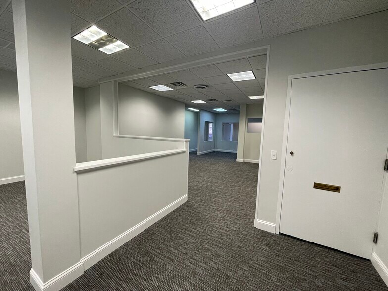 More Photos Of 80 Maple Ave, Smithtown Office For Lease