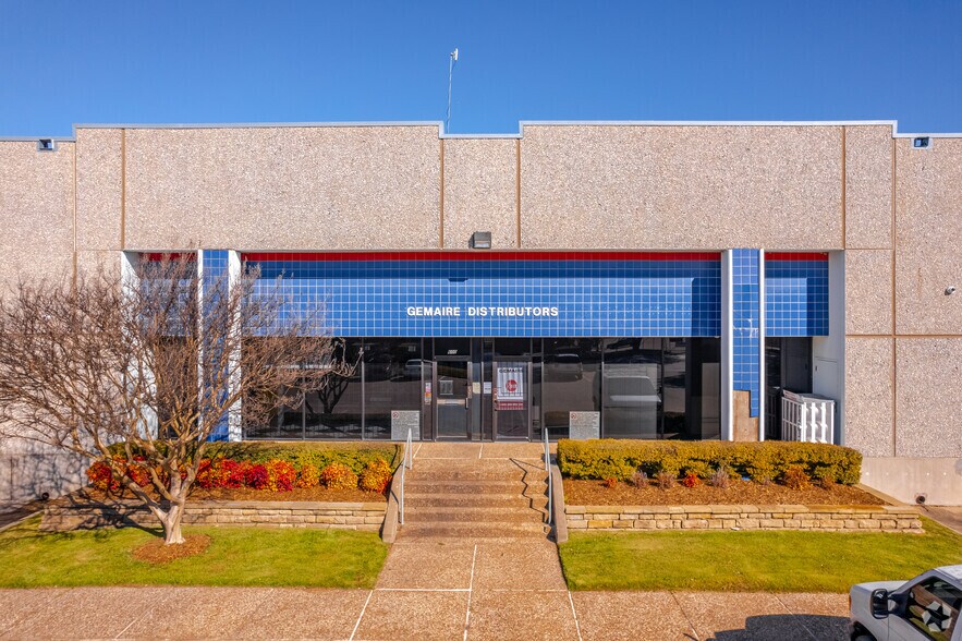 More Photos Of 8311 Eastpoint Dr, Dallas Distribution For Lease