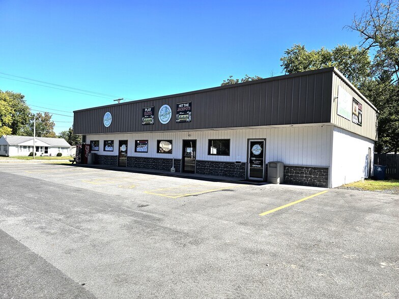 More Photos Of 512 W Egyptian Ave, Christopher Bar For Sale