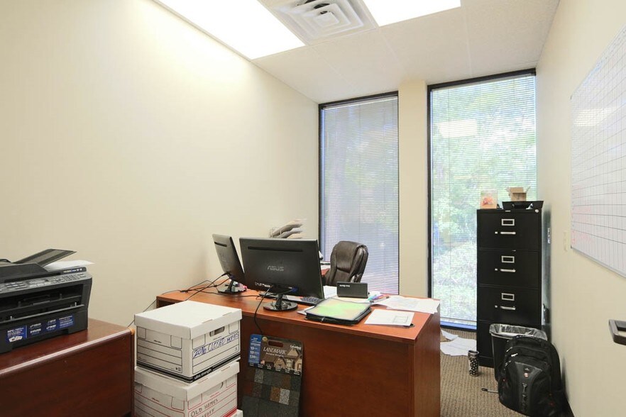 More Photos Of 2020 N Loop Fwy W, Houston Office For Lease