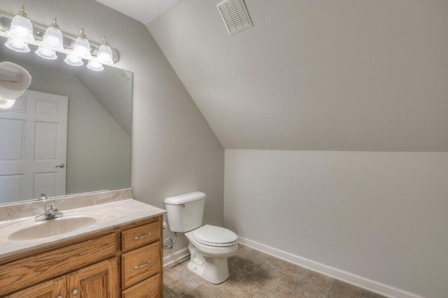 More Photos Of 1404 N Main St, Shelbyville Office Residential For Lease