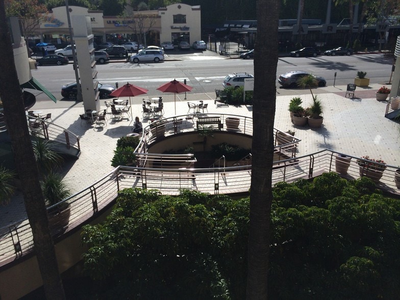 More Photos Of 17401-17405 Ventura Blvd, Encino General Retail For Lease