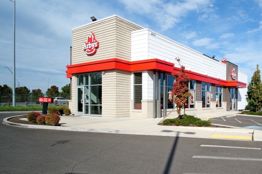 Primary Photo Of 2233 Biddle Rd, Medford Fast Food For Sale