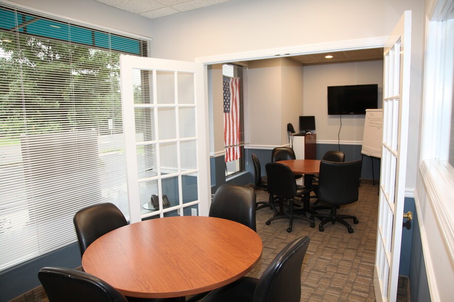 More Photos Of 996 W Jericho Tpke, Smithtown Office For Lease