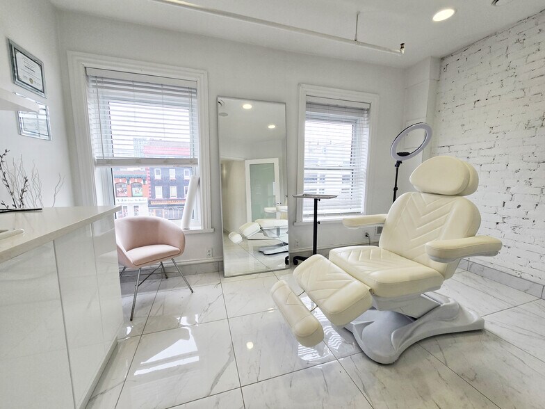 More Photos Of 12-18 Byward Market Sq, Ottawa Storefront Retail Office For Lease