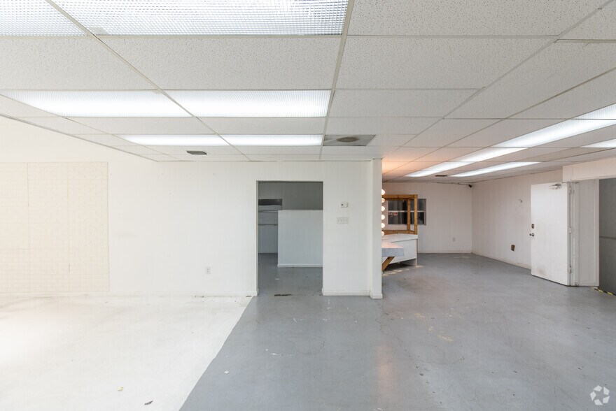 More Photos Of 3061 NW 24th St, Miami Warehouse For Lease
