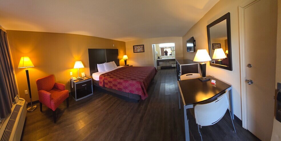 More Photos Of 1507 N Tibbs Rd, Dalton Hotel For Sale