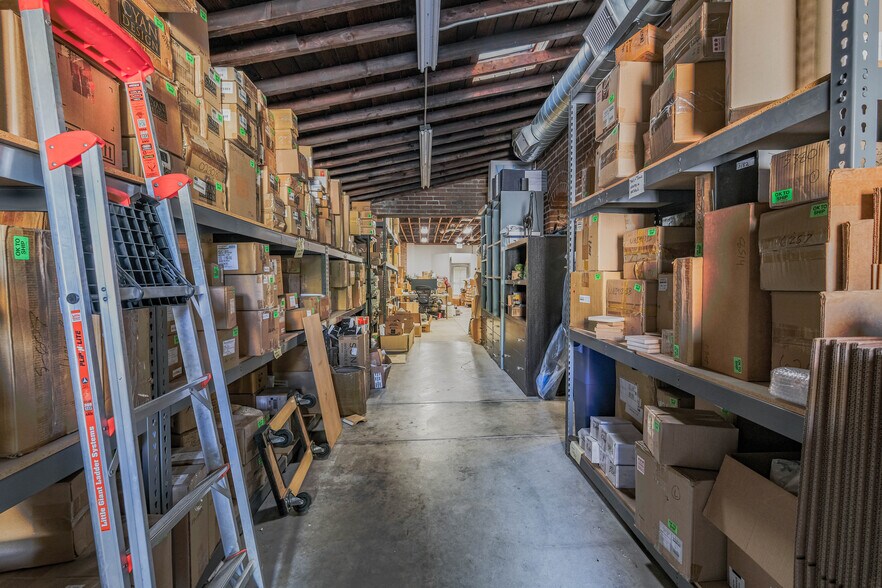 More Photos Of 4875 W Washington Blvd, Los Angeles Storefront For Lease