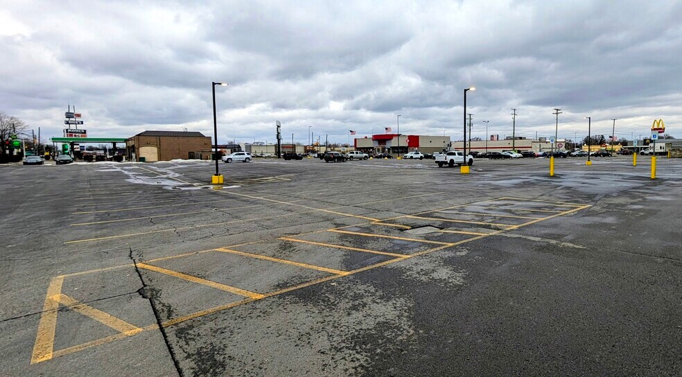 More Photos Of 32070 Gratiot Ave, Roseville Freestanding For Lease