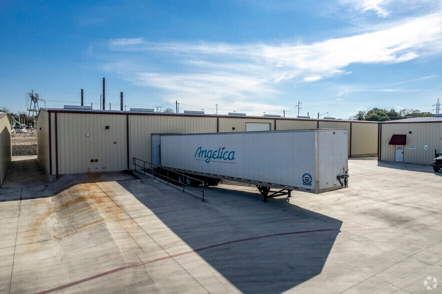 More Photos Of 3943 S Interstate 35, New Braunfels Unknown For Lease