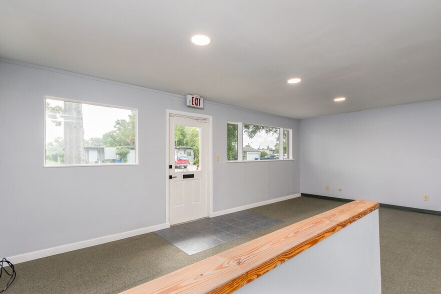 More Photos Of 300 S Saturn Ave, Clearwater Flex For Sale