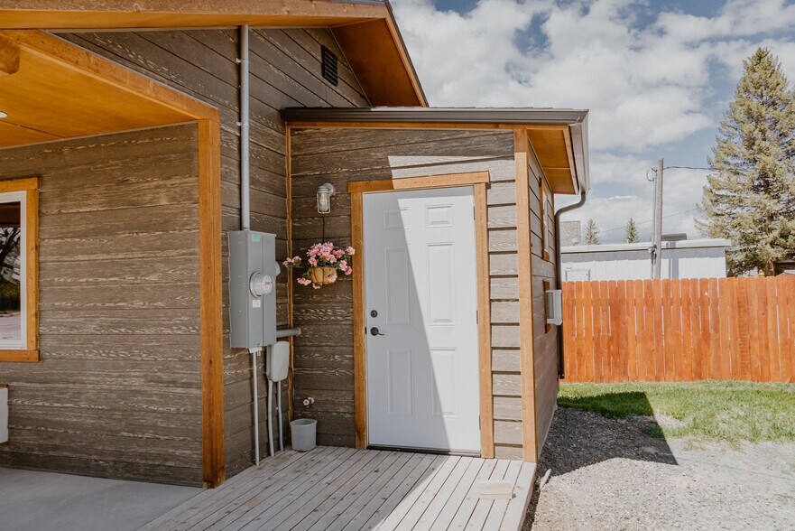 More Photos Of 325 S Main St, Twin Bridges Service Station For Sale