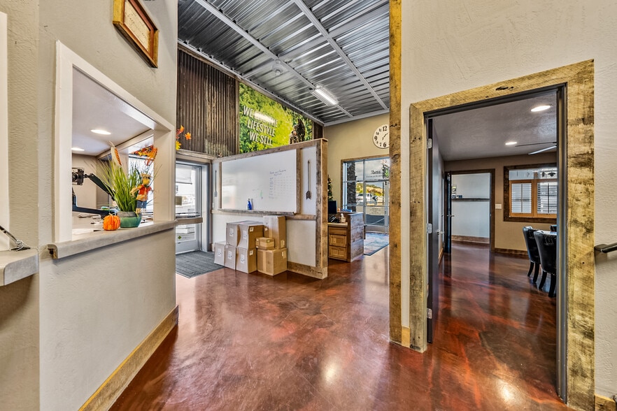 More Photos Of 3811 Crater Lake Hwy, Medford Warehouse For Sale