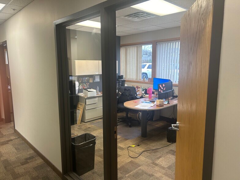 More Photos Of 1959 Sloan Pl N, Maplewood Office For Lease