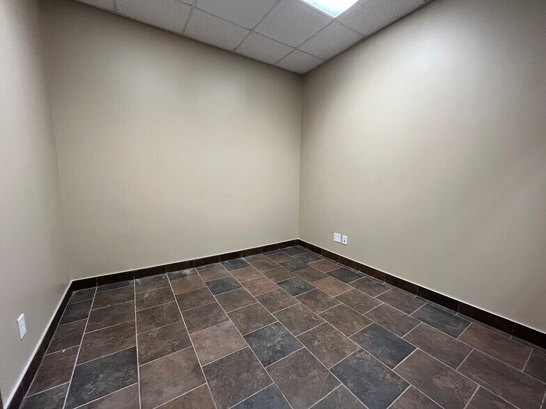 More Photos Of 419 St Clair St, Chatham Storefront For Lease