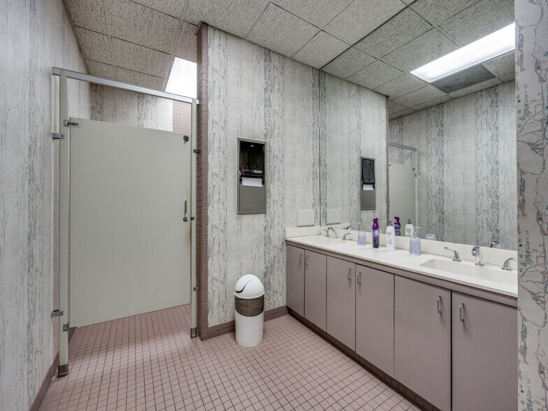 More Photos Of 1595 N Central Expy, Richardson Office Residential For Sale
