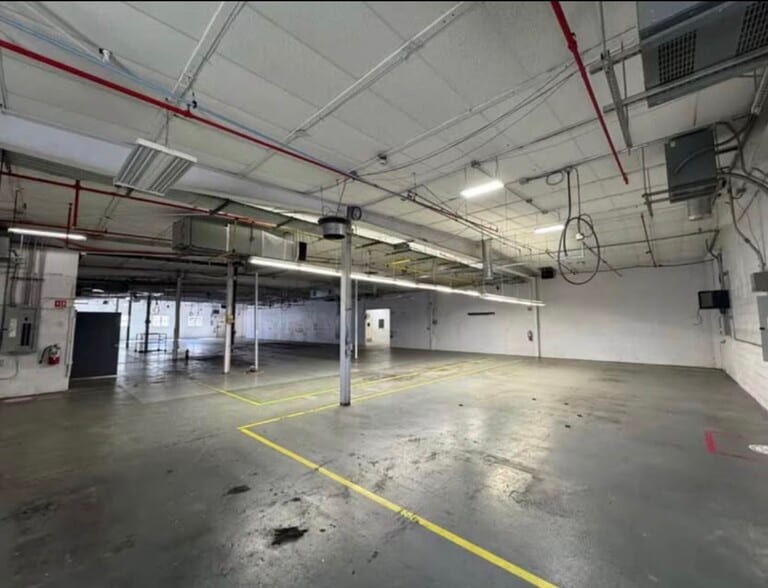 More Photos Of 217 River Ave, Patchogue Warehouse For Lease