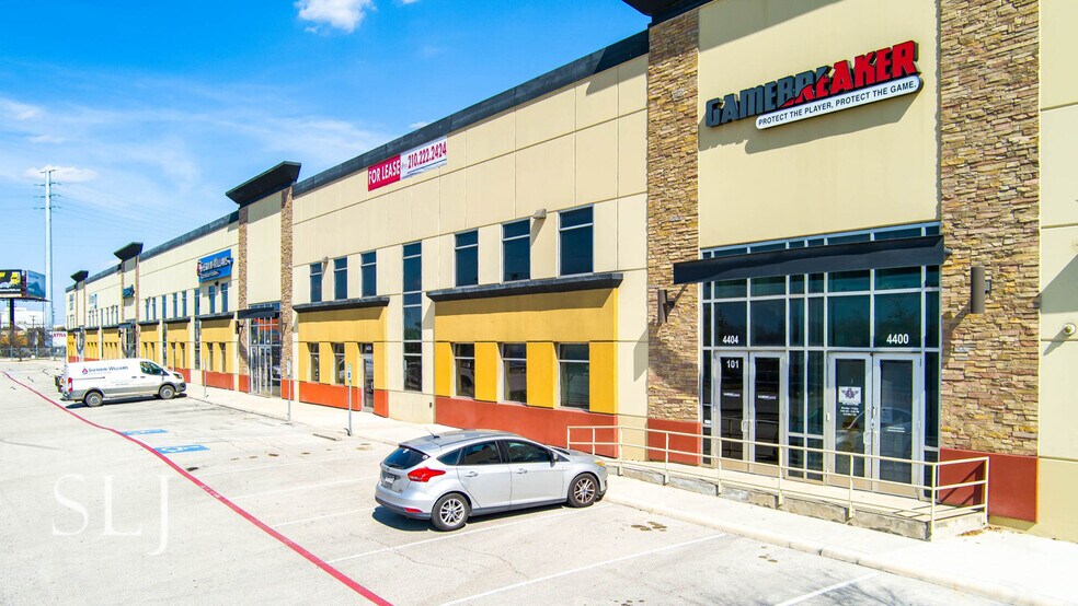 More Photos Of 4400-4420 N Interstate 35, San Antonio Showroom For Sale
