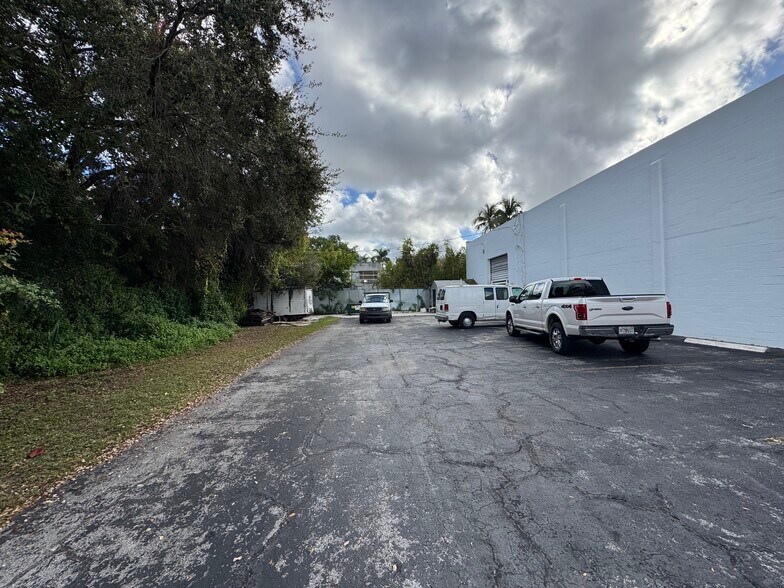 More Photos Of 100 NE 26th St, Miami Warehouse For Sale