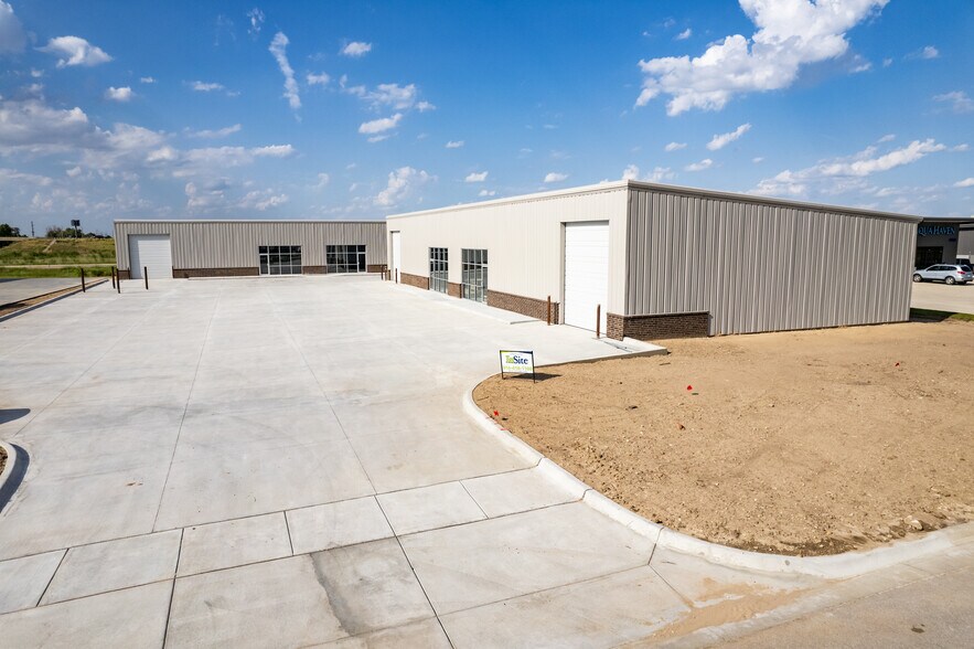More Photos Of K-96 and Hoover, Wichita Flex For Lease