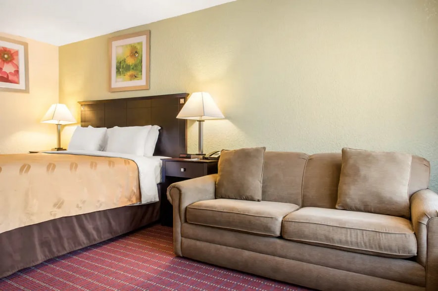 More Photos Of 406 E 22nd St, Huntingburg Hotel For Sale