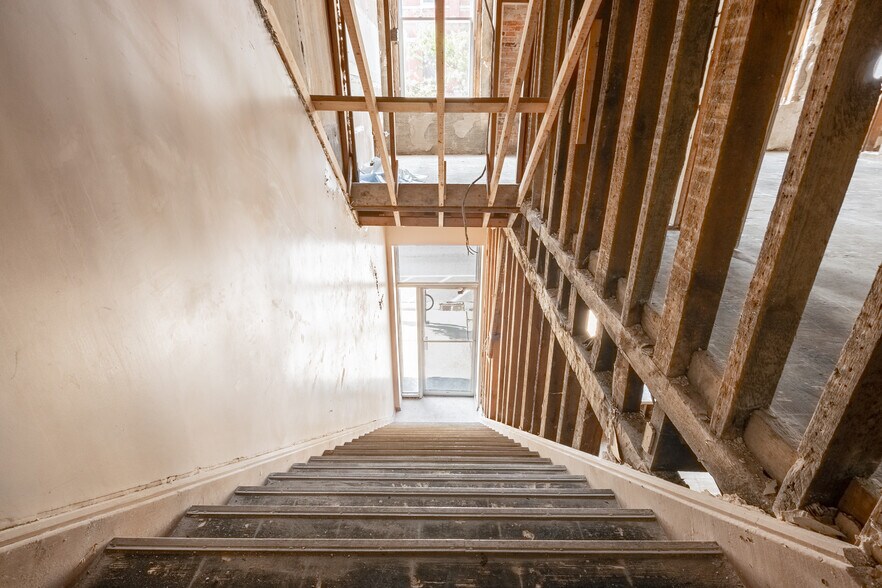 More Photos Of 187-199 King St W, Prescott Storefront Retail Residential For Lease