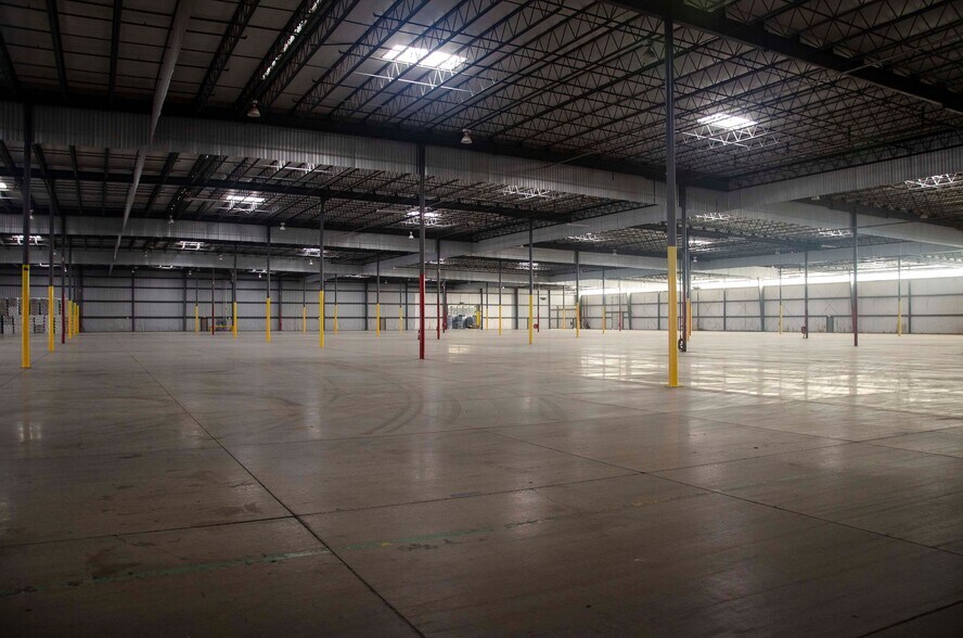 More Photos Of 4200 N Industrial Blvd, Kingman Distribution For Lease