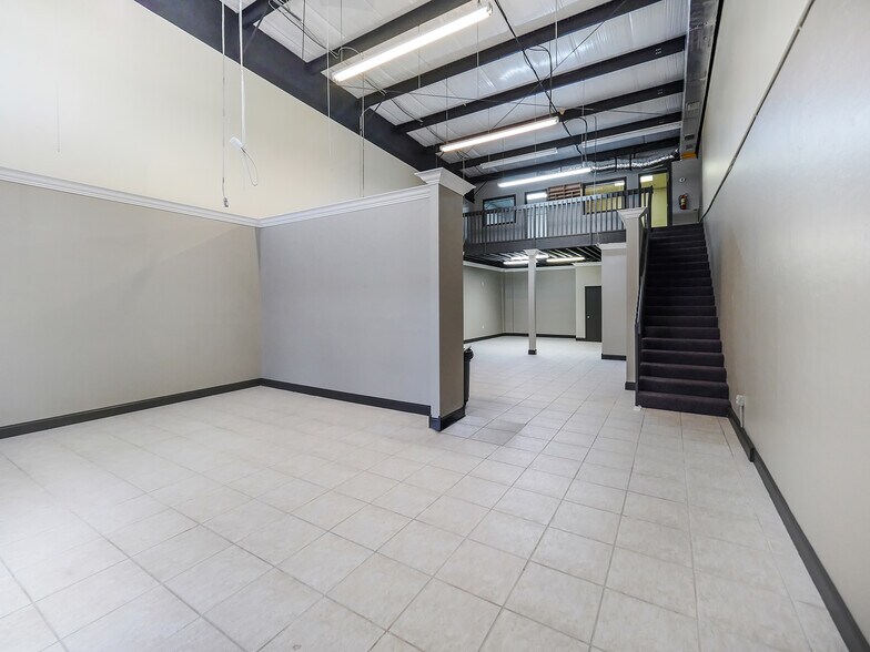 More Photos Of 5567 Taylor Rd, Naples Warehouse For Lease