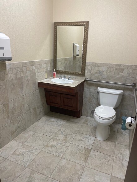 More Photos Of 1111 Kinwest Pky, Irving Office Residential For Lease