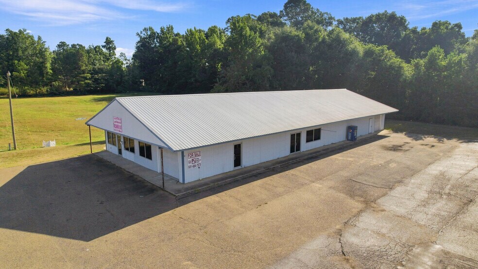 More Photos Of 903 S Locust St, Mccomb Freestanding For Sale
