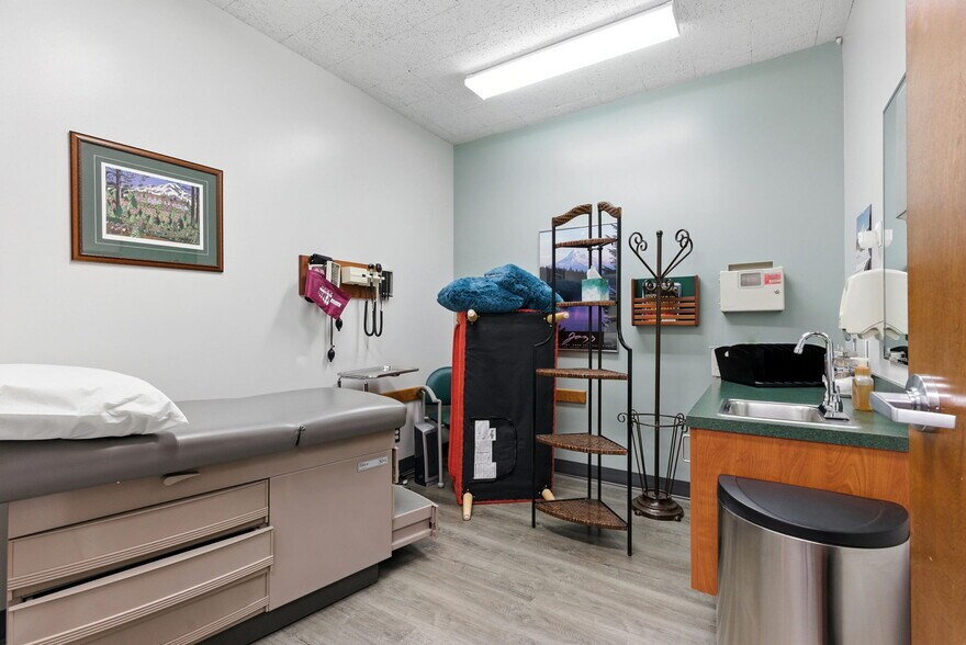 More Photos Of 400 NE Roberts Ave, Gresham Medical For Sale