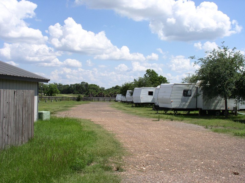 More Photos Of 1009 W Heaton St, Cuero Office For Sale