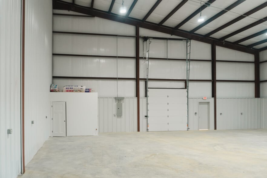 More Photos Of 807 William Northern Blvd, Tullahoma Airplane Hangar For Sale