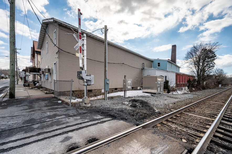 More Photos Of 102 S Richmond St, Fleetwood Warehouse For Sale