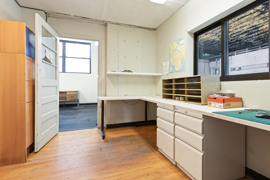 More Photos Of 10 W Sandford Blvd, Mount Vernon Manufacturing For Sale