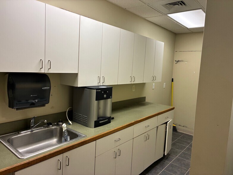 More Photos Of 160 S Turnpike Rd, Wallingford Light Distribution For Lease