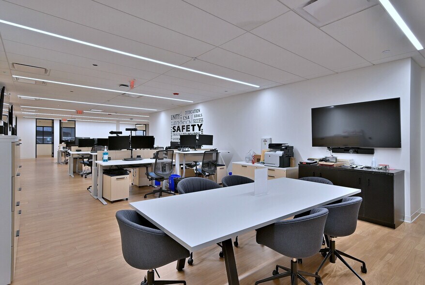 More Photos Of 2100 W 21st St, Broadview Light Manufacturing For Lease