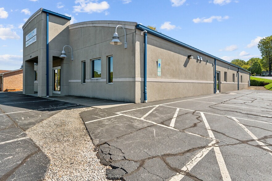 More Photos Of 2105 Northwest Blvd, Newton Office For Lease