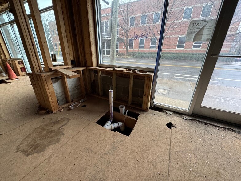 More Photos Of 1800 Rozzelles Ferry Rd, Charlotte Storefront For Lease