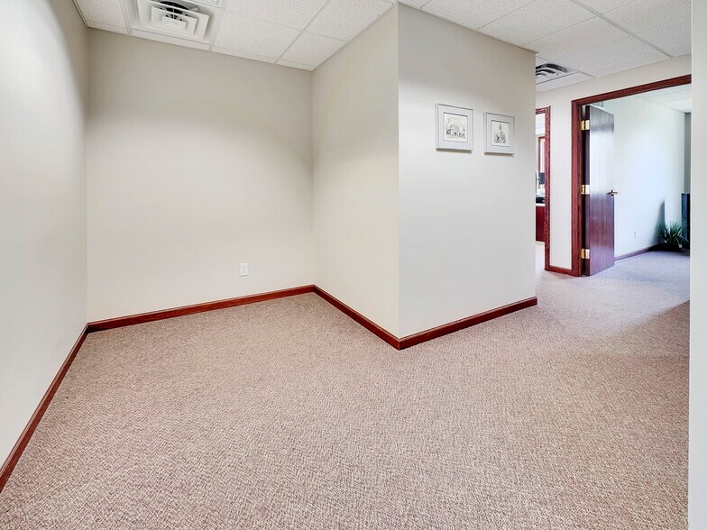 More Photos Of 808 4th St NE, Hampton Office For Sale