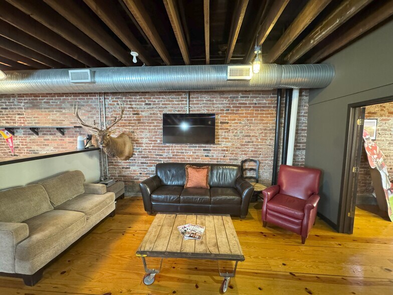 More Photos Of 1525-1527 Locust St, Kansas City General Retail For Lease