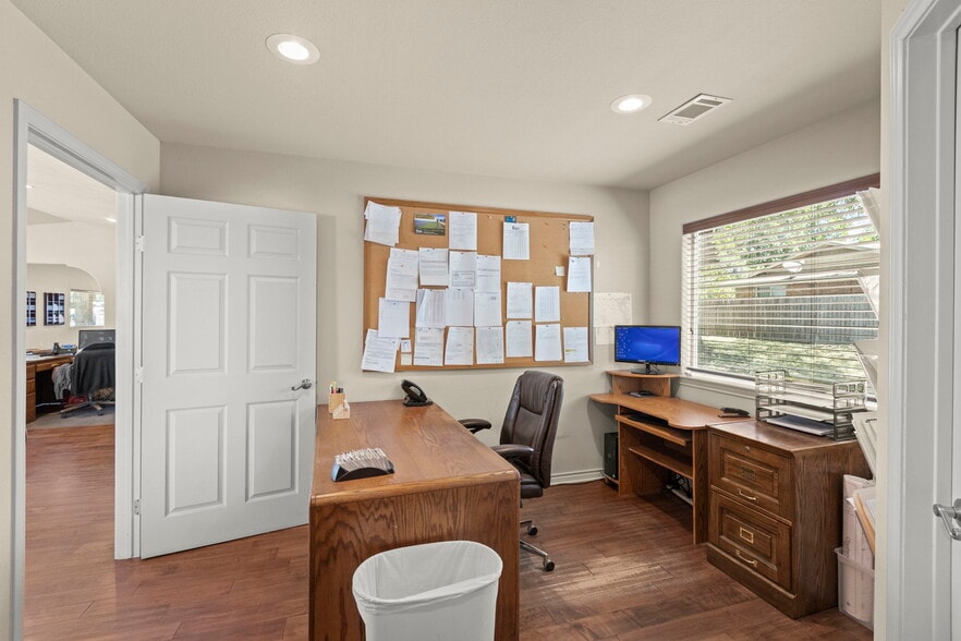 More Photos Of 503 S Highway 281, Burnet Office For Sale