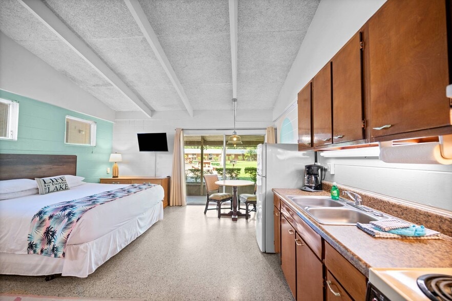 More Photos Of 1485 Lakeview Dr, Deland Hotel For Sale