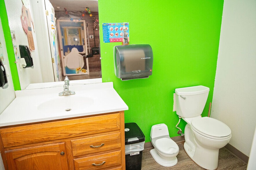 More Photos Of 500 N Main St, Denver City Office For Sale